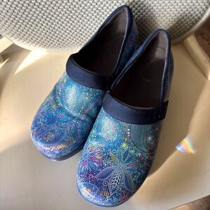 Soft Walk Blue Pearl Floral Paisley Woman's 8M Nurse Clog Oil & Slip Resistant